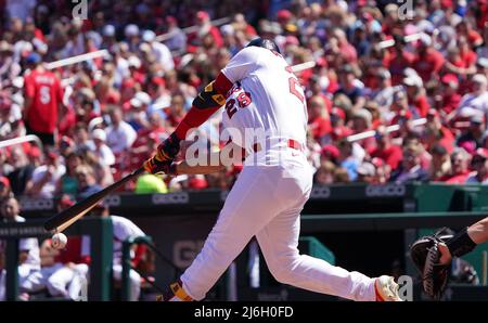 St Louis, USA . 01st May, 2022. Arizona Diamondbacks Jordan Luplow (8) is  congratulated by teammate David Peralta after hitting a solo home run in  the first inning against the St. Louis