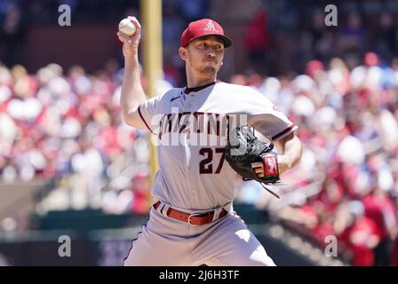 St Louis, USA . 01st May, 2022. Arizona Diamondbacks Jordan Luplow (8) is  congratulated by teammate David Peralta after hitting a solo home run in  the first inning against the St. Louis