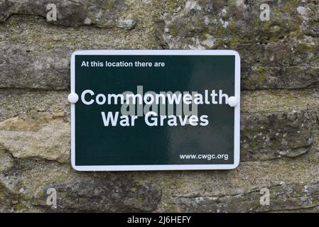 Sign: 'Commonwealth War Graves' at St Andrews Church in Great Linford, Milton Keynes. Stock Photo
