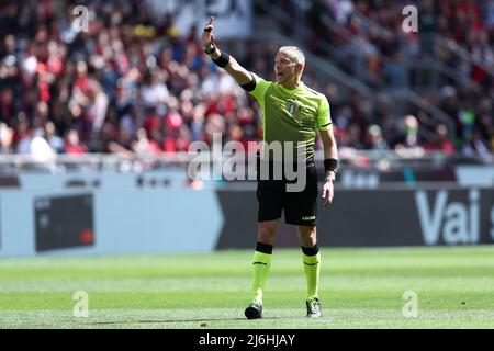 Milan, Italy. 01st May, 2022. Official referee Paolo Valeri gestures during the Serie A match between Ac Milan and Acf Fiorentina at Stadio Giuseppe Meazza on May,1 2022 in Milan, Italy.. Credit: Marco Canoniero/Alamy Live News Stock Photo