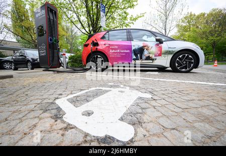 02 May 2022, Lower Saxony, Hanover: An electric car charges at a new fast charging station during a press event. Hanover now has the densest public charging network for e-cars among major German cities with more than half a million inhabitants, according to the utility Enercity. At the beginning of April, 728 generally accessible charging points were available in the capital of Lower Saxony. Photo: Julian Stratenschulte/dpa Stock Photo