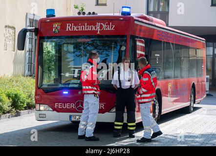 02 May 2022, Rhineland-Palatinate, Trier: A fire department emergency vehicle for first aid stands near the Trier District Court. A smoldering fire had broken out in the basement of the building in the morning, 101 people were evacuated. Photo: Harald Tittel/dpa Stock Photo