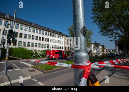 02 May 2022, Rhineland-Palatinate, Trier: Fire engines stand in front of the Trier District Court. A smoldering fire had broken out in the basement of the building in the morning, and numerous people were evacuated. Photo: Harald Tittel/dpa Stock Photo
