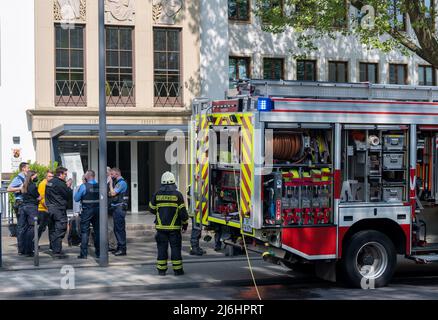 02 May 2022, Rhineland-Palatinate, Trier: Fire engines stand in front of the Trier District Court. A smoldering fire had broken out in the basement of the building in the morning, 101 people were evacuated. Photo: Harald Tittel/dpa Stock Photo