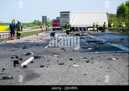 02 May 2022, Rhineland-Palatinate, Newel: Debris lies on the B51 between Newel and Hohensonne (Trier-Saarburg district) after a collision between a car and a truck. The driver of the car was seriously injured. The course of the accident is not yet known, the federal highway was completely closed at the accident site. Photo: Harald Tittel/dpa Stock Photo