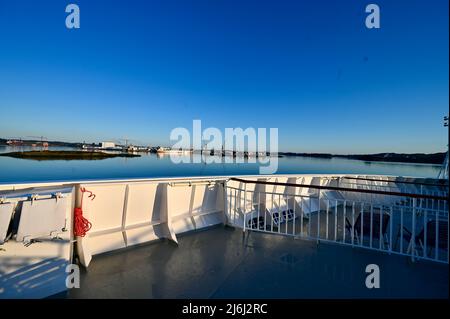 Blick auf die norwegische Küste vom Schiff aus bei der Durchquerung eines norwegischen Fjords Stock Photo