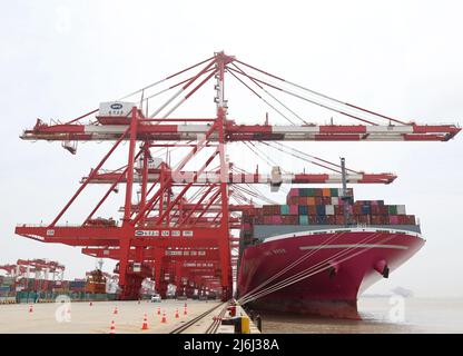 (220502) -- BEIJING, May 2, 2022 (Xinhua) -- A container ship from Japan is anchored at the container dock of Shanghai's Yangshan Port in east China, April 27, 2022. (Xinhua/Chen Jianli) Stock Photo