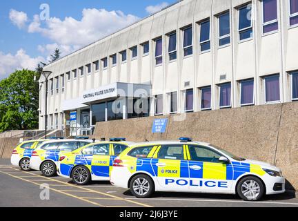 Police cars parked outside a Police station uk police station exterior with police cars parked outside UK GB Europ Stock Photo
