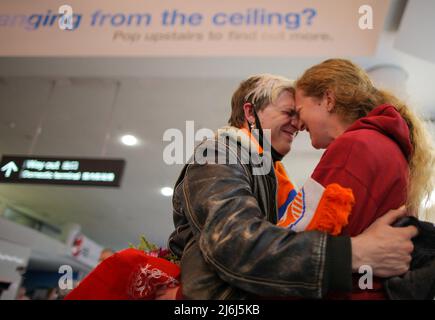 (220502) -- AUCKLAND, May 2, 2022 (Xinhua) -- People arrive at Auckland International Airport in New Zealand, May 2, 2022. From midnight Sunday, New Zealand's borders have opened to visitors from 60 visa waiver countries for the first time since closing its international borders in March 2020 over COVID-19. (Photo by Zhao Gang/Xinhua) Credit: Xinhua/Alamy Live News Stock Photo