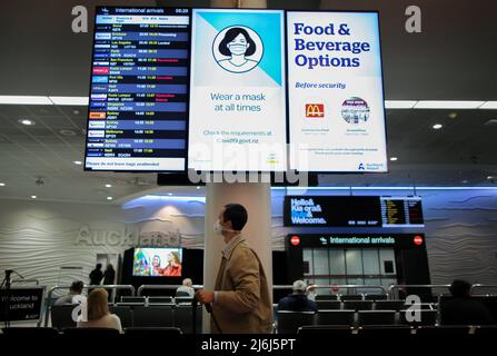 (220502) -- AUCKLAND, May 2, 2022 (Xinhua) -- People arrive at Auckland International Airport in New Zealand, May 2, 2022. From midnight Sunday, New Zealand's borders have opened to visitors from 60 visa waiver countries for the first time since closing its international borders in March 2020 over COVID-19. (Photo by Zhao Gang/Xinhua) Credit: Xinhua/Alamy Live News Stock Photo