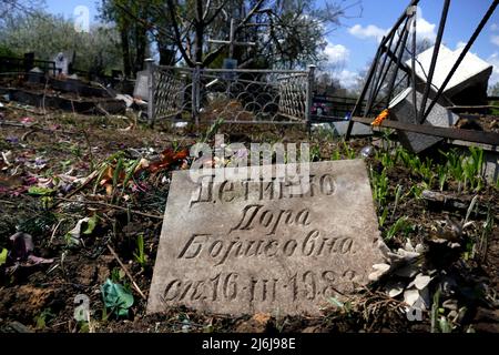Odesa, Ukraine - May 1, 2022 - A damaged gravestone is pictured at one of the municipal cemeteries hit by a Russian missile on April 23, 2022, Odesa, southern Ukraine. This photo cannot be distributed in the Russian Federation. Photo by Yulii Zozulia/Ukrinform/ABACAPRESS.COM Credit: Abaca Press/Alamy Live News Stock Photo