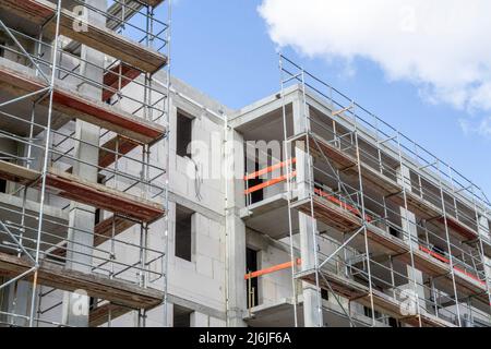 Shell of a multi-family house with scaffolding in Bad Homburg (Vickers - Areal) near Frankfurt am Main Stock Photo