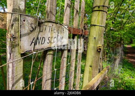 shut the gate sign deer-proof fence Hayley Wood, Cambs Stock Photo