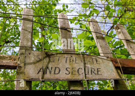 shut the gate sign deer-proof fence Hayley Wood, Cambs Stock Photo