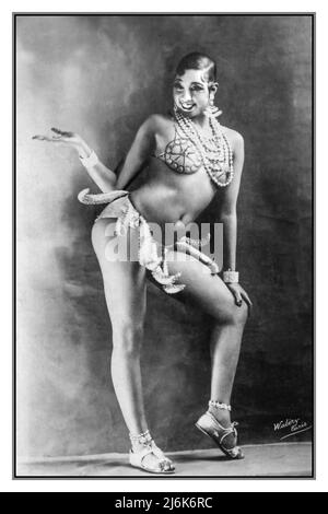 Paris Cabaret Vintage Retro 1920s Joséphine Baker in her famous 'Girdle of Bananas' outfit B&W Date between 1926 and 1927.  Josephine Baker was an American-born French entertainer, French Resistance agent, and civil rights activist. Her career was centered primarily in Europe, mostly in her adopted France. Stock Photo