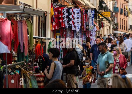 A typical crowded and vibrant Sunday view in Madrid of the open air flea market El Rastro. It is locatedbetween Calle Embajadores and Toledo gate Stock Photo