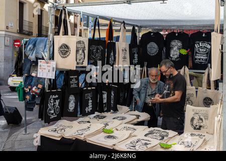 A typical crowded and vibrant Sunday view in Madrid of the open air flea market El Rastro. It is locatedbetween Calle Embajadores and Toledo gate Stock Photo