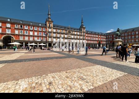 Plaza mayor in the city centre of Madrid, a vibrant square full of locals and tourists enjoying the Spanish kitchen in one of the many bars Stock Photo