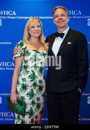 April 30, 2022, Washington, District of Columbia, USA: Jennifer Marie Brown and Jake Tapper arrives for the 2022 White House Correspondents Association Annual Dinner at the Washington Hilton Hotel on Saturday, April 30, 2022.  This is the first time since 2019 that the WHCA has held its annual dinner due to the COVID-19 pandemic  (Credit Image: © Rod Lamkey/CNP via ZUMA Press Wire) Stock Photo