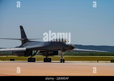 Maj. Gen. Andrew Gebara, 8th Air Force and Joint-Global Strike Operations Center commander, accompanies 9th Bomb Squadron personnel on a B-1B Lancer flight at Dyess Air Force Base, Texas, April 29, 2022. During his visit, Gebara received several briefings on the B-1’s mission set and combat capabilities. (U.S. Air Force photo by Airman 1st Class Ryan Hayman) Stock Photo