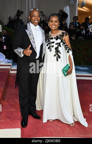 New York, USA. 02nd May, 2022. New York Mayor Eric Adams and Tracey Collins walking on the red carpet at the 2022 Metropolitan Museum of Art Costume Institute Gala celebrating the opening of the exhibition titled In America: An Anthology of Fashion held at the Metropolitan Museum of Art in New York, NY on May 2, 2022. (Photo by Anthony Behar/Sipa USA) Credit: Sipa USA/Alamy Live News Stock Photo