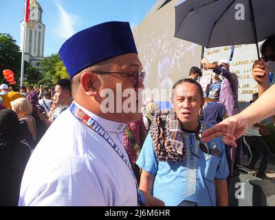 Ustad Jala Muslim Imam Jalal Jamil Ustad presides for the Eid'l Fitr celebration ...