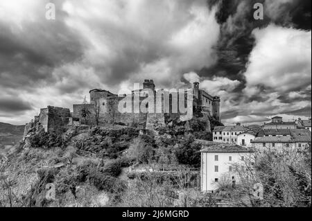 Black and white view of Bardi Castle, Parma, Italy, under a dramatic sky Stock Photo