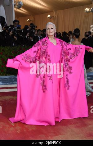 Glenn Close walking on the red carpet at the 2022 Metropolitan Museum of Art Costume Institute Gala celebrating the opening of the exhibition titled In America: An Anthology of Fashion held at the Metropolitan Museum of Art in New York, NY on May 2, 2022. (Photo by Anthony Behar/Sipa USA) Stock Photo