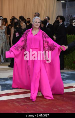 Glenn Close walking on the red carpet at the 2022 Metropolitan Museum of Art Costume Institute Gala celebrating the opening of the exhibition titled In America: An Anthology of Fashion held at the Metropolitan Museum of Art in New York, NY on May 2, 2022. (Photo by Anthony Behar/Sipa USA) Stock Photo