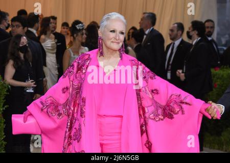 Glenn Close walking on the red carpet at the 2022 Metropolitan Museum of Art Costume Institute Gala celebrating the opening of the exhibition titled In America: An Anthology of Fashion held at the Metropolitan Museum of Art in New York, NY on May 2, 2022. (Photo by Anthony Behar/Sipa USA) Stock Photo