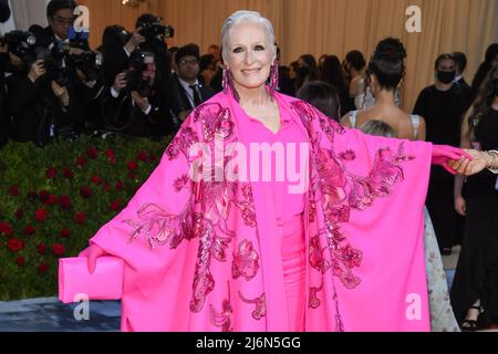 Glenn Close walking on the red carpet at the 2022 Metropolitan Museum of Art Costume Institute Gala celebrating the opening of the exhibition titled In America: An Anthology of Fashion held at the Metropolitan Museum of Art in New York, NY on May 2, 2022. (Photo by Anthony Behar/Sipa USA) Stock Photo