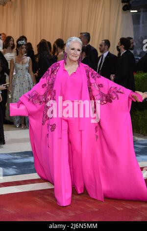 Glenn Close walking on the red carpet at the 2022 Metropolitan Museum of Art Costume Institute Gala celebrating the opening of the exhibition titled In America: An Anthology of Fashion held at the Metropolitan Museum of Art in New York, NY on May 2, 2022. (Photo by Anthony Behar/Sipa USA) Stock Photo