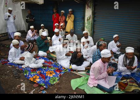 Kolkata, India. 03rd May, 2022. Muslims offer Eid al-Fitr prayers marking the end of the holy fasting month of Ramadan, in Howrah on the outskirts of Kolkata. (Photo by Sudipta Das / Pacific Press) Credit: Pacific Press Media Production Corp./Alamy Live News Stock Photo