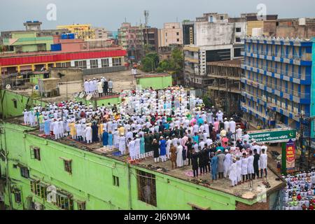 Kolkata, India. 03rd May, 2022. Muslims offer Eid al-Fitr prayers marking the end of the holy fasting month of Ramadan, in Howrah on the outskirts of Kolkata. (Photo by Sudipta Das / Pacific Press) Credit: Pacific Press Media Production Corp./Alamy Live News Stock Photo