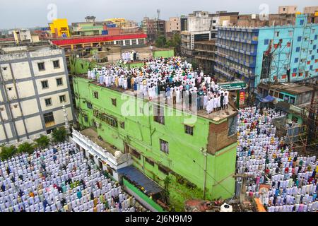 Kolkata, India. 03rd May, 2022. Muslims offer Eid al-Fitr prayers marking the end of the holy fasting month of Ramadan, in Howrah on the outskirts of Kolkata. (Photo by Sudipta Das / Pacific Press) Credit: Pacific Press Media Production Corp./Alamy Live News Stock Photo