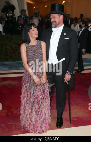 David Harbour and Lily Allen attend The Costume Institute Benefit celebrating the opening of In America: An Anthology of Fashion at The Metropolitan Museum of Art in New York, NY on May 2, 2022. Photo by Charles Guerin/ABACAPRESS.COM Stock Photo