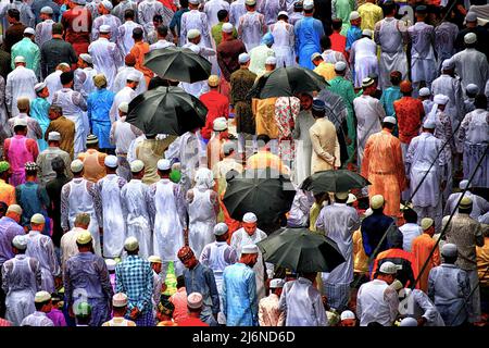 Kolkata, India. 03rd May, 2022. Muslim devotees offer Eid al-Fitr prayers under the rain marking the end of the holy fasting month of Ramadan on an open street of Kolkata. Eid al-Fitr is a Muslim festival of happiness celebrated all over the world marking the end of the holy month of Ramadan. Credit: SOPA Images Limited/Alamy Live News Stock Photo