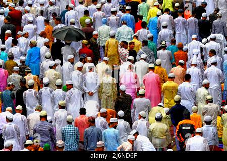 Kolkata, India. 03rd May, 2022. Muslim devotees offer Eid al-Fitr prayers under the rain marking the end of the holy fasting month of Ramadan on an open street of Kolkata. Eid al-Fitr is a Muslim festival of happiness celebrated all over the world marking the end of the holy month of Ramadan. Credit: SOPA Images Limited/Alamy Live News Stock Photo