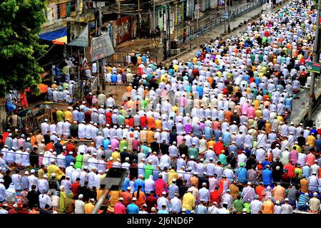 Kolkata, India. 03rd May, 2022. Muslim devotees offer Eid al-Fitr prayers under the rain marking the end of the holy fasting month of Ramadan on an open street of Kolkata. Eid al-Fitr is a Muslim festival of happiness celebrated all over the world marking the end of the holy month of Ramadan. Credit: SOPA Images Limited/Alamy Live News Stock Photo