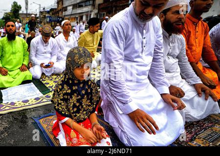 Kolkata, India. 03rd May, 2022. Father and daughter seen offering Eid al-Fitr prayers marking the end of the holy fasting month of Ramadan on an open street of Kolkata. Eid al-Fitr is a Muslim festival of happiness celebrated all over the world marking the end of the holy month of Ramadan. Credit: SOPA Images Limited/Alamy Live News Stock Photo