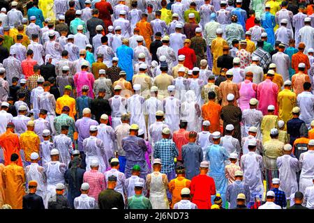 Kolkata, India. 03rd May, 2022. Muslim devotees offer Eid al-Fitr prayers under the rain marking the end of the holy fasting month of Ramadan on an open street of Kolkata. Eid al-Fitr is a Muslim festival of happiness celebrated all over the world marking the end of the holy month of Ramadan. Credit: SOPA Images Limited/Alamy Live News Stock Photo