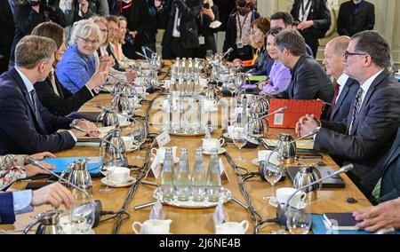 03 May 2022, Brandenburg, Meseberg: Cabinet members and guests, including Christian Lindner (l-r, FDP), Federal Minister of Finance, Finnish Prime Minister Sanna Marin, Christine Lambrecht (SPD, 4th from right), Minister of Defense, and Wolfgang Schmidt (SPD, r-l), Head of the Federal Chancellery, Chancellor Olaf Scholz (SPD), Robert Habeck (Bündnis 90/Die Grünen), Federal Minister for Economic Affairs and Climate Protection, and Annalena Baerbock (Bündnis 90/Die Grünen), Foreign Minister, took their seats at Schloss Meseberg at the start of a two-day closed meeting of the federal cabinet. Pho Stock Photo