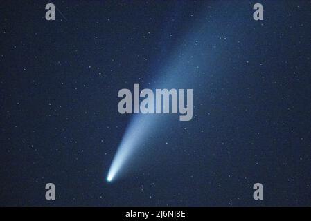 Neowise comet over the peaks of the Alt Urgell region, in the central Pyrenees (Lleida province, Catalonia, Spain, Pyrenees) ESP: El cometa Neowise Stock Photo