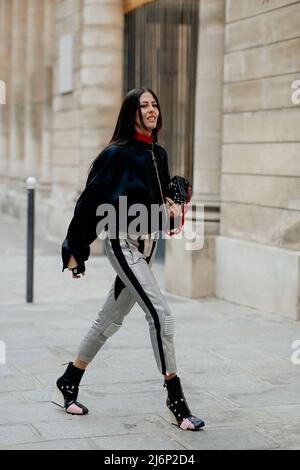 Street style, Chloe Grace Moretz arriving at Louis Vuitton Fall-Winter 2022- 2023 show, held at Musee d Orsay, Paris, France, on March 7th, 2022. Photo  by Marie-Paola Bertrand-Hillion/ABACAPRESS.COM Stock Photo - Alamy