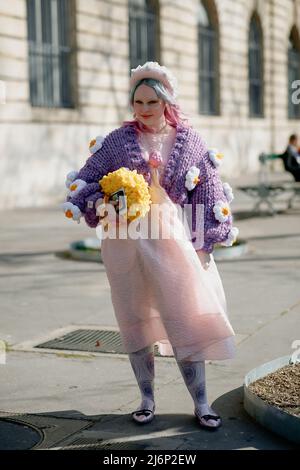 Street style, Kristen Bateman arriving at Sacai Fall-Winter 2022-2023 show, held at Hotel de Ville, Paris, France, on March 7th, 2022. Photo by Marie-Paola Bertrand-Hillion/ABACAPRESS.COM Stock Photo