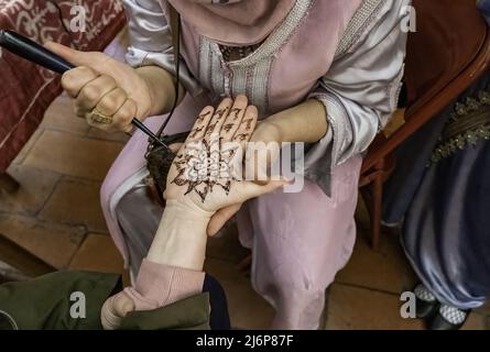Detail of arabic decoration on the hands, temporary tattoo Stock Photo