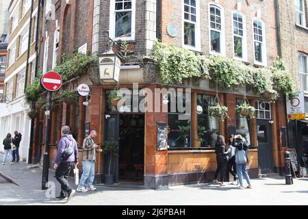 The Blue Posts public house 'pub, Kingly Street, Carnaby, London, England, UK, 2022 daytime Stock Photo