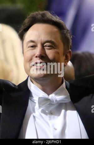NEW YORK, NEW YORK - MAY 02: Elon Musk at The 2022 Met Gala Celebrating ...