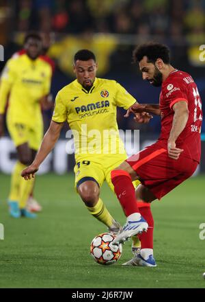 Villarreal, Spain, 3rd May 2022. Francis Coquelin of Villarreal CF challenges Mohamed Salah of Liverpool FC during the UEFA Champions League match at Estadio de la Cer‡mica, Villarreal. Picture credit should read: Jonathan Moscrop / Sportimage Stock Photo