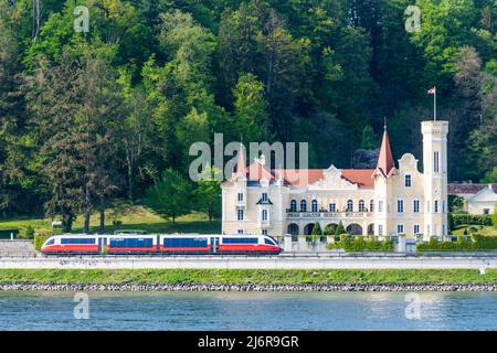 Saxen: Schloss Dornach Castle, river Donau (Danube), local train cityjet in Donau, Oberösterreich, Upper Austria, Austria Stock Photo